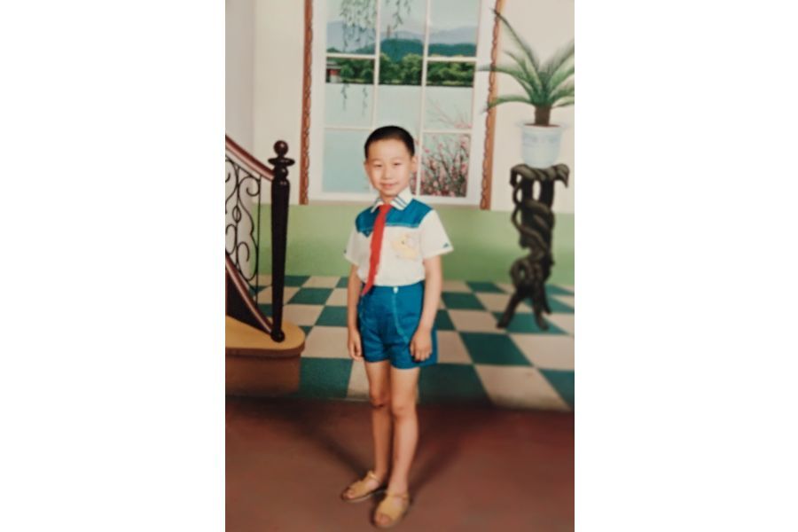 Hu Sen on his first day of primary school in 1993. (Photo: Hu Sen)