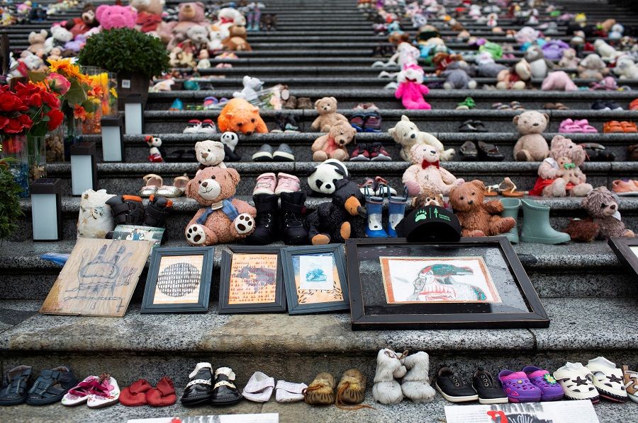 Teddy bears, shoes, artwork and flowers left in memory of the Kamloops residential school victims remain on the steps of the former Vancouver Art Gallery North Plaza, on Canada's first National Day for Truth and Reconciliation, honouring the lost children and survivors of Indigenous residential schools, their families and communities, in Vancouver, British Columbia, Canada, 30 September 2021. (Amy Romer/Reuters)