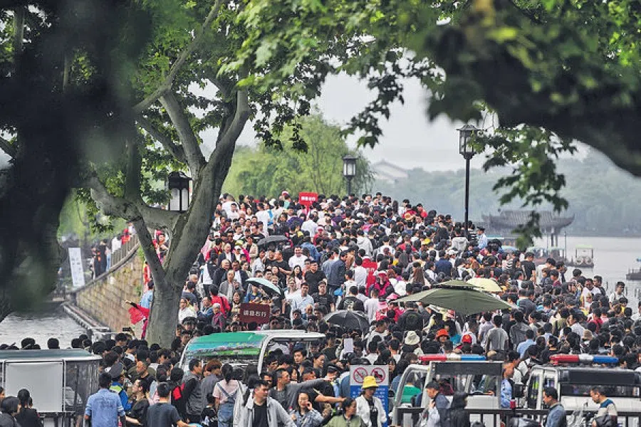 West Lake in Hangzhou saw profits soar after admission fees were scrapped. (Internet)