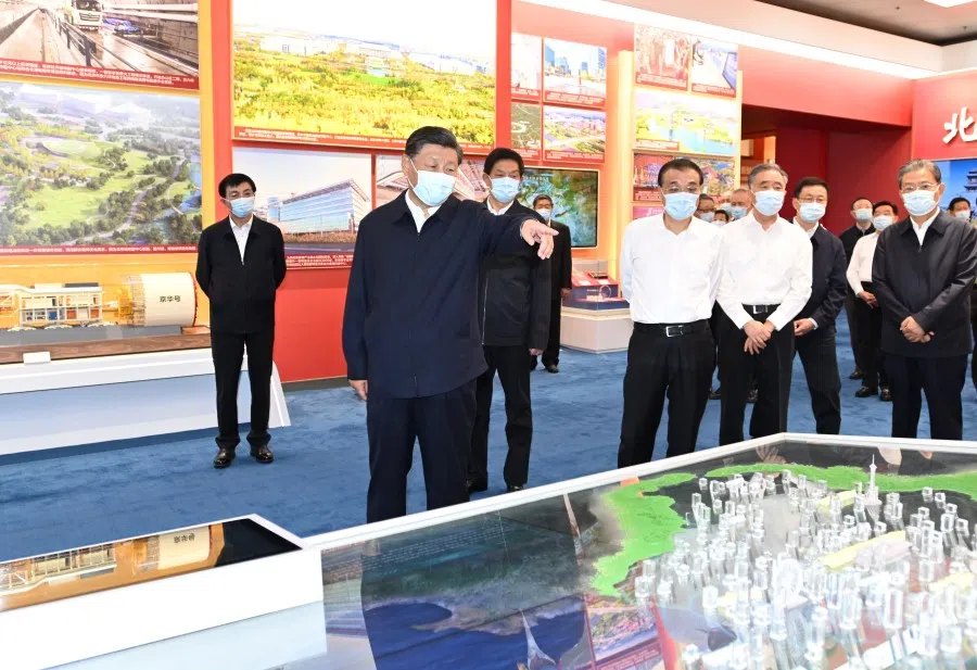 Chinese President Xi Jinping (pointing) with senior officials at the "Forging Ahead in the New Era" exhibition at the Beijing Exhibition Center, 27 September 2022. (Xinhua)