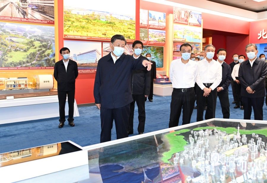 Chinese President Xi Jinping (pointing) with senior officials at the "Forging Ahead in the New Era" exhibition at the Beijing Exhibition Center, 27 September 2022. (Xinhua)