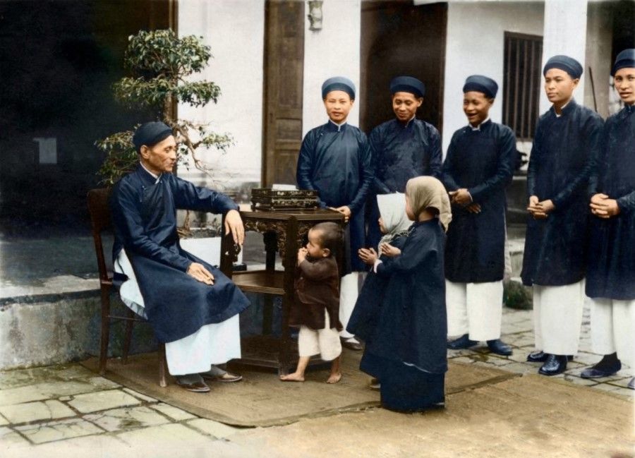 An affluent family in Northern Vietnam in the 1920s, teaching values of loyalty and filial piety to their children.
