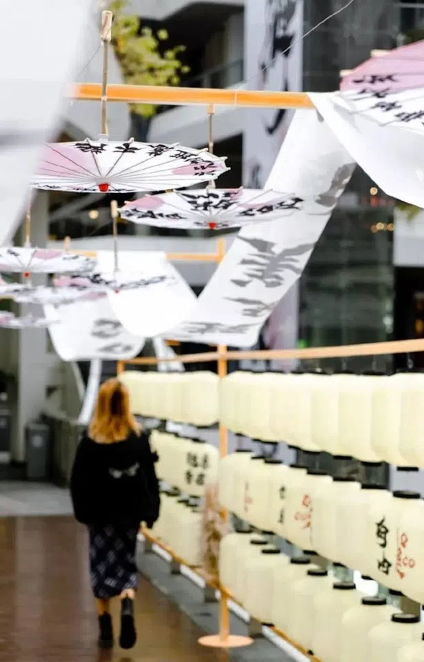 The black-and-white umbrellas and lanterns at COCOPARK in Shenzhen. (Internet)
