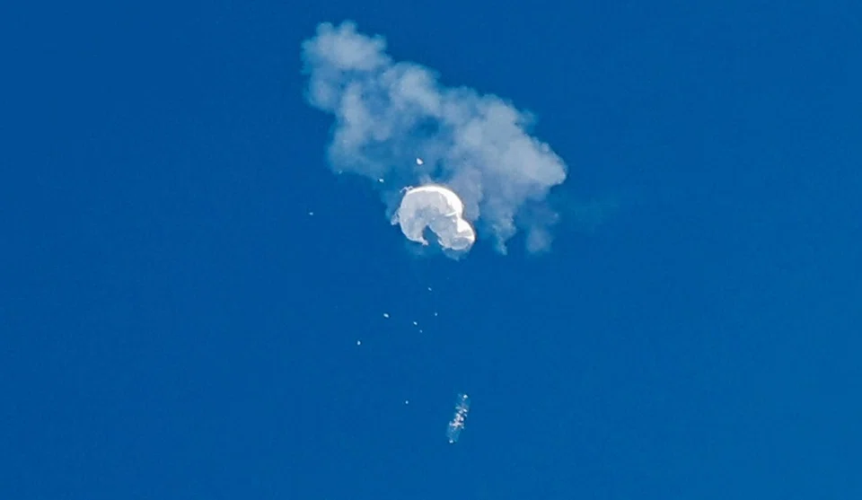 The suspected Chinese spy balloon drifts to the ocean after being shot down off the coast in Surfside Beach, South Carolina, US, 4 February 2023. (Randall Hill/Reuters)