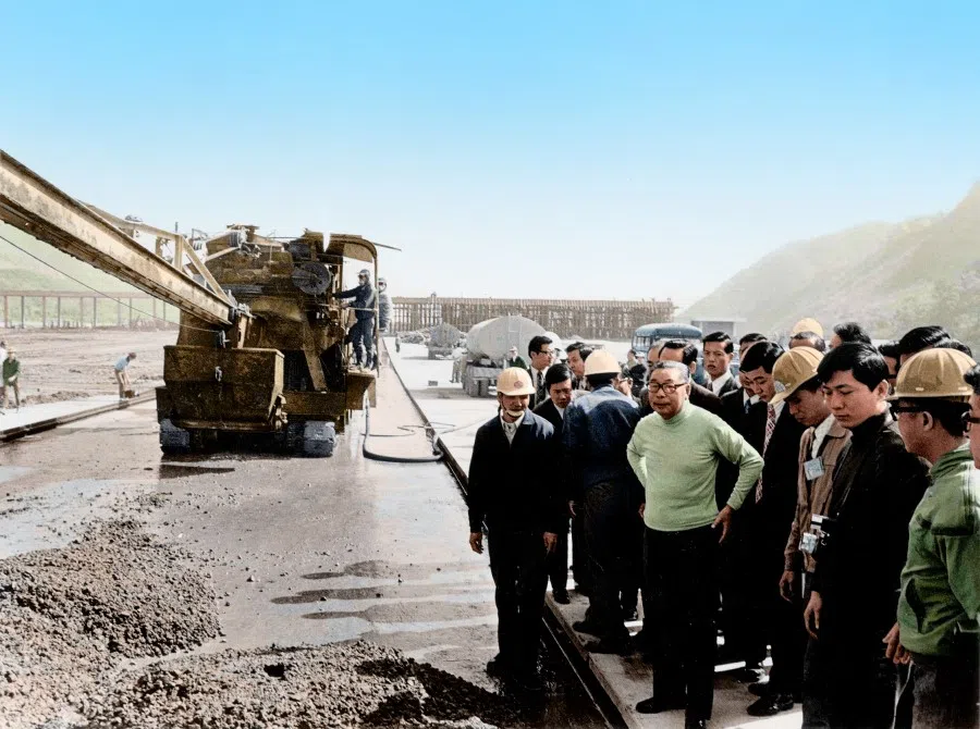 In 1978, President Chiang inspected the construction of the expressway. For the people of Taiwan, the expressway represented progress in the transportation infrastructure of a modern city, and so Chiang paid special attention to the construction's progress.