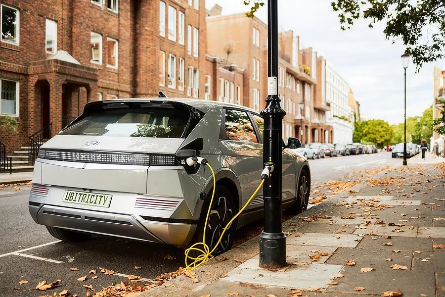 In Europe, vehicles charge via lamppost devices, with Shell’s Ubitricity acquisition providing this service to the UK, Germany, France and the Netherlands. (Ubitricity official website)