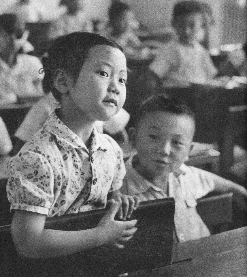 In the early 1950s, children in the new China grew up under the education of the Communist Party to become the party's offspring.