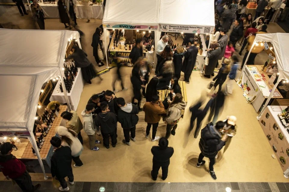 Shoppers at a night market in the Xintiandi shopping area in Shanghai, China, on 25 March 2023. (Qilai Shen/Bloomberg)