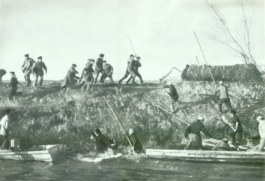 In 1969, Chinese and Soviet personnel fought one another with sticks at the bank of an island in Heilongjiang.