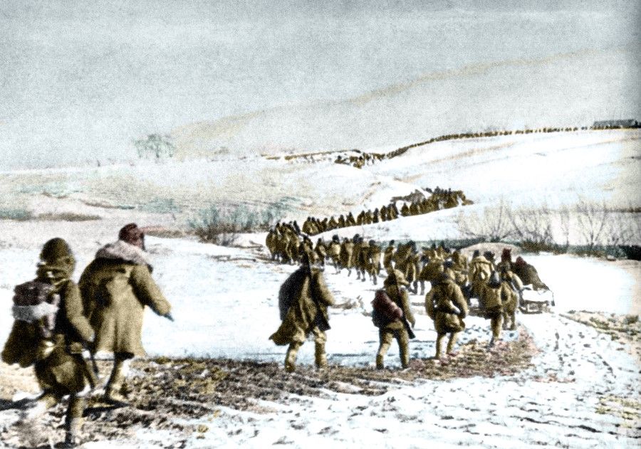 CCP troops advancing in northeast China, 1946. While they initially faced strong attacks by the KMT troops, the CCP army was flexible and quickly turned a losing situation into a deadlock.