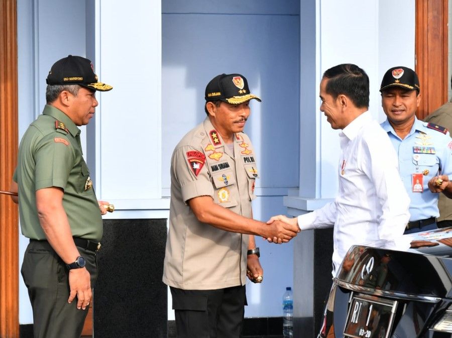 President Jokowi shakes hands with Greater Jakarta Metropolitan Regional Police Chief Nana Sudjana before departing for Natuna Regency, Riau Islands Province, from Halim Perdana Kusuma Air Force Base, Jakarta, 8 January 2020. (Cabinet Secretariat of Indonesia website)