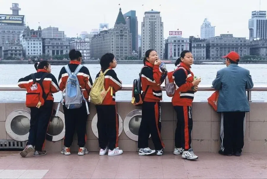 Schoolchildren on the Bund in Shanghai, 1995. (Photo: Koichi Saito)