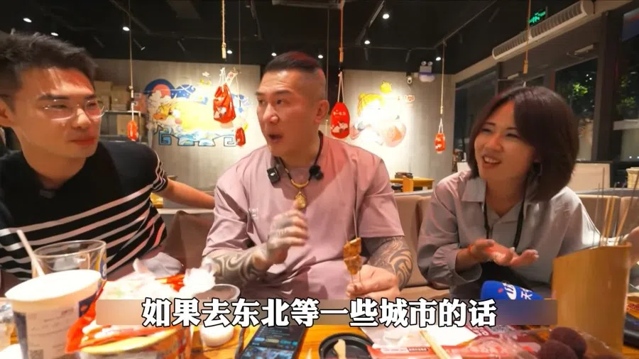 A screen shot from a video featuring Holger Chen (centre) on his six-day visit to China. (Internet)