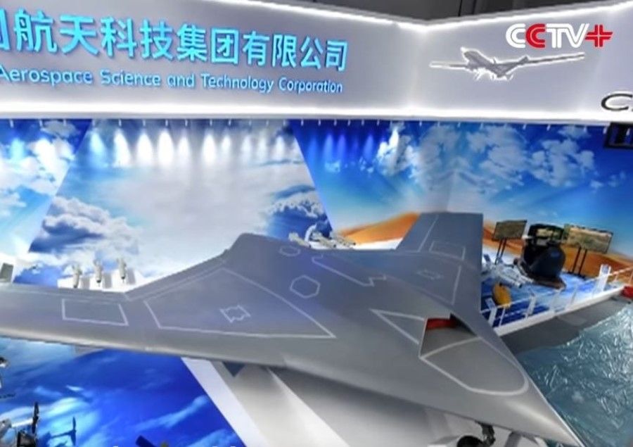 The CH-7 can be launched from carriers, as a complement to J-15s. (Internet)