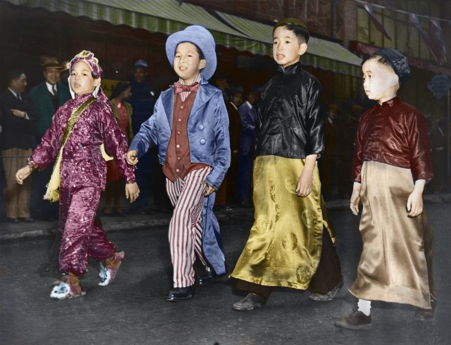 Four children in the welcome party for Madame Chiang in San Francisco take centre stage amid the crowd, April 1943. Two of the children are wearing traditional Chinese clothes and hats, while one is proudly dressed as Uncle Sam. This mix of Chinese and American culture is also a slice of life in San Francisco's Chinatown.