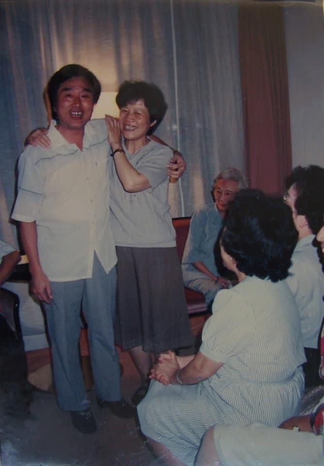 In 1989, Lin Liyun's relatives and friends from Taichung visited her in Beijing. They met in a hotel room, and after several decades, it was a joyful reunion. Lin Liyun is standing second from left.