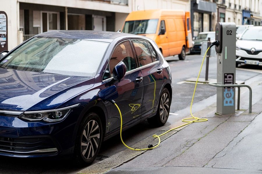 A Volkswagen AG automobile charges at a Belib' public electric vehicle charging station in Paris, France, on 14 February 2024. (Benjamin Girette/Bloomberg)