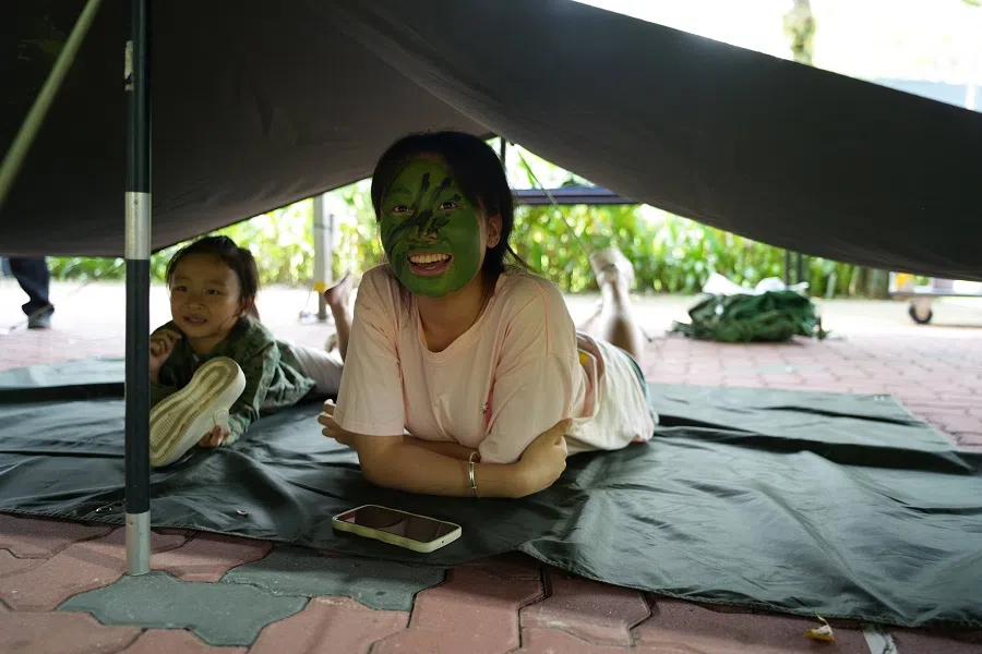 Du Fangfang’s daughter Liu Miaoran (left) and her cousin Liu Ruhan got a taste of military life in Singapore. (Photo provided by interviewee)