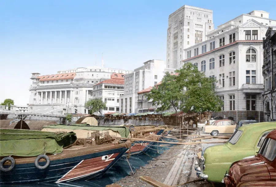 Another view of Collyer Quay in Singapore, 1960s. Many buildings were later demolished, while traditional wooden boats were no longer used. This photo shows a valuable image of a turning point in history.