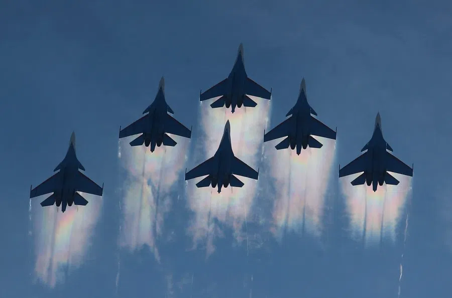 Sukhoi Su-30SM and Su-35 jet fighters of the Russian Knights aerobatic team perform during International military-technical forum "Army-2020" at Kubinka airbase in Moscow Region, 25 August 2020. (Maxim Shemetov/REUTERS)