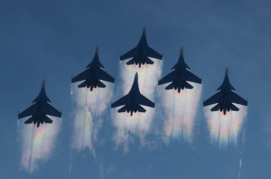 Sukhoi Su-30SM and Su-35 jet fighters of the Russian Knights aerobatic team perform during International military-technical forum "Army-2020" at Kubinka airbase in Moscow Region, 25 August 2020. (Maxim Shemetov/REUTERS)
