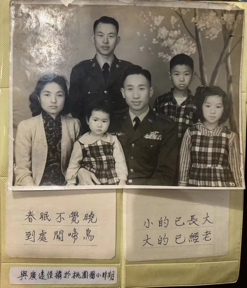 The first two lines of writing are taken from the poem Spring Morning (春晓) by Meng Haoran, while the next two lines were presumably created by Liu.