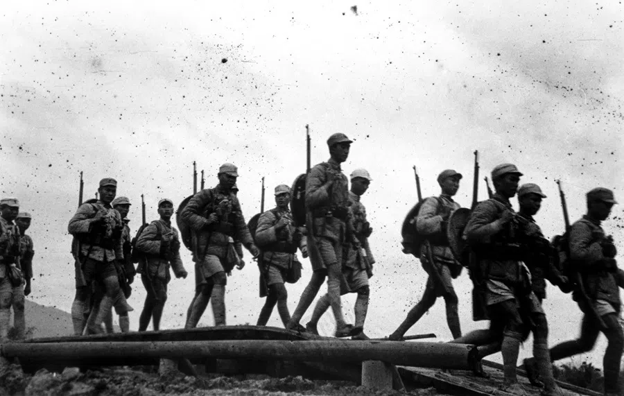 Chinese troops rushing to the front line at Zengcheng during the Battle of Northern Guangdong in late 1939.