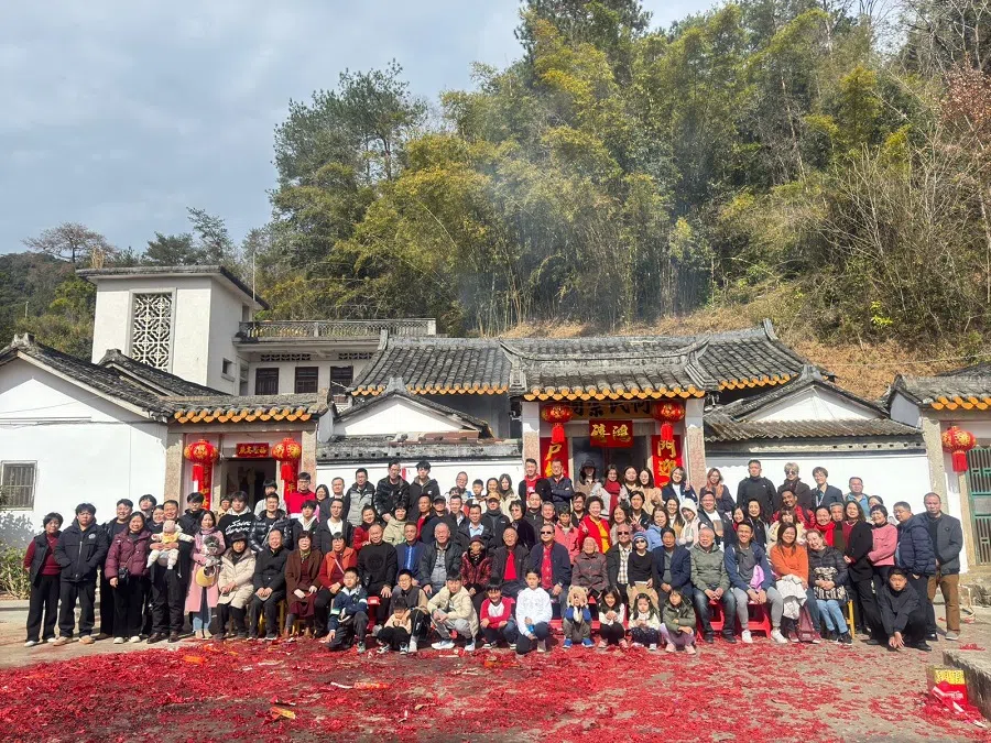 Over 40 members of the Ho family visited Shengtang village during Chinese New Year, and were warmly received by villagers there.