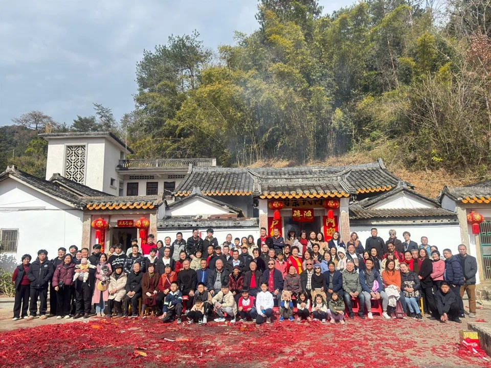Over 40 members of the Ho family visited Shengtang village during Chinese New Year, and were warmly received by villagers there.