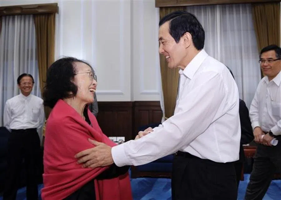 Taiwan President Ma Ying-jeou meets Nieh Hualing, May 2011. (Office of the President Republic of China (Taiwan))