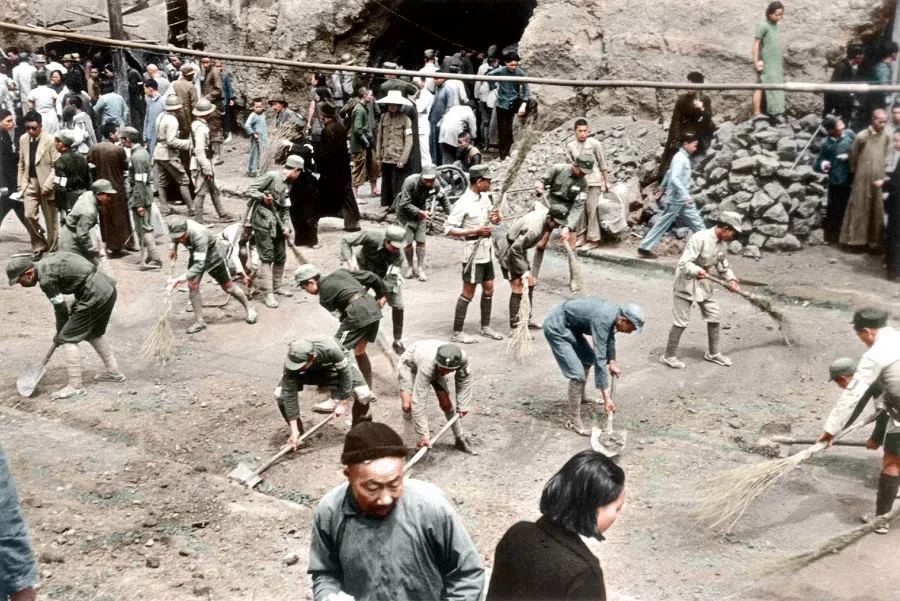 Cleanup of the aftermath following heavy Japanese bombing in Chongqing, 1943.