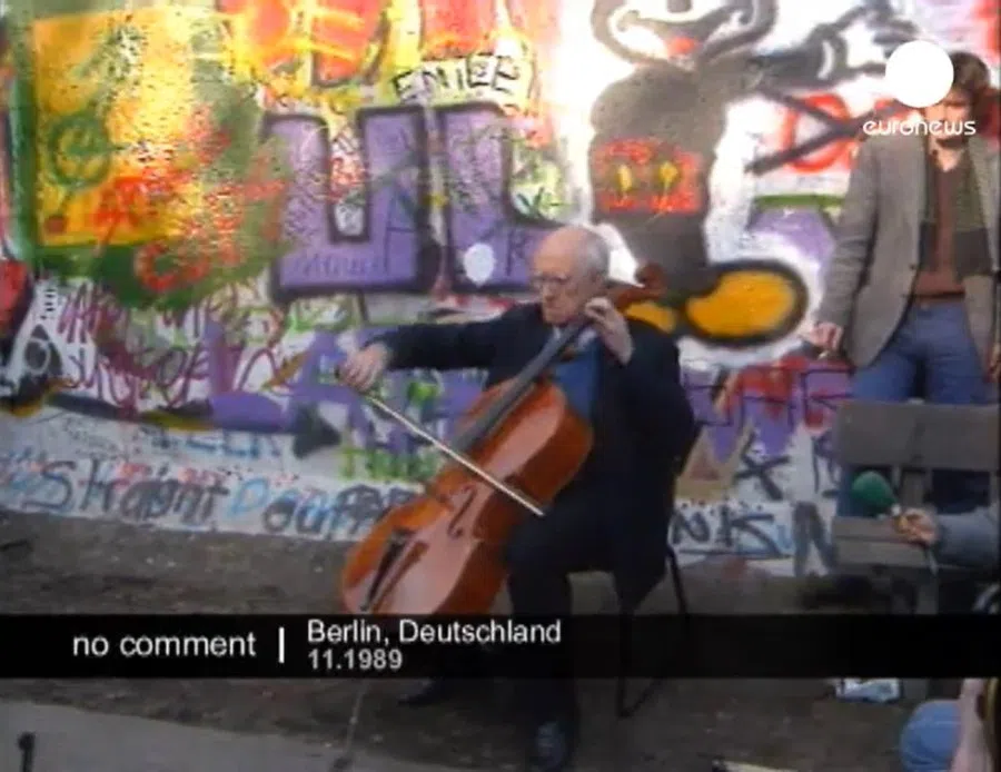 A screen shot from a video featuring Mstislav Rostropovich performing Bach’s Cello Suites in front of the remnants of the Berlin Wall, on 11 November 1989. (Internet)