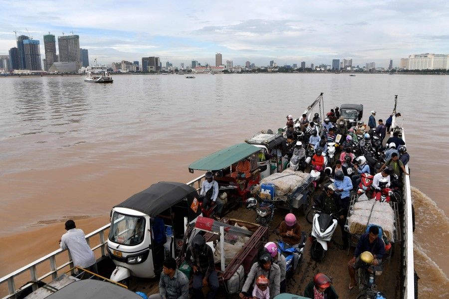 A ferry service transports passengers and vehicles along the Mekong River in Phnom Penh on 25 September 2020. (Tang Chhin Sothy/AFP)