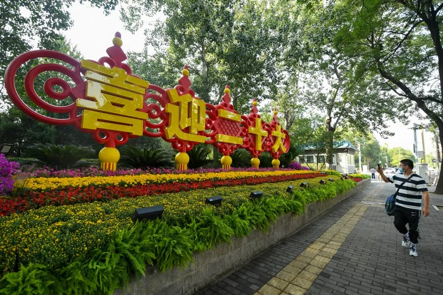 A man snaps a photo of a floral display in Beijing, in conjunction with the upcoming 20th Party Congress, 26 September 2022. (CNS)