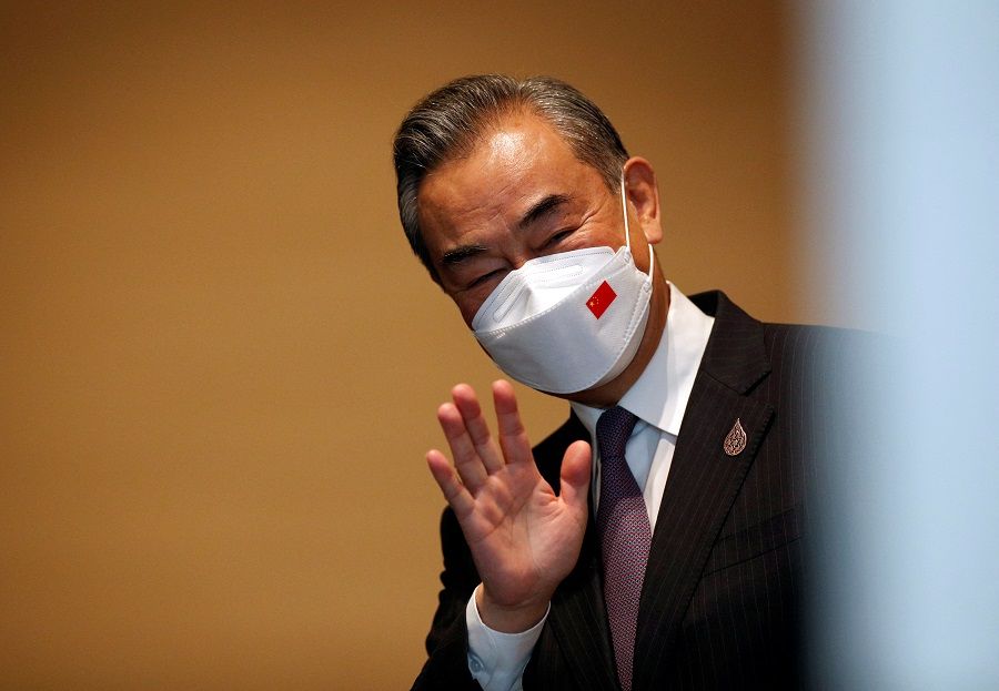 Chinese Foreign Minister Wang Yi waves to the media during the APEC 2022 in Bangkok, Thailand, 18 November 2022. (Rungroj Yongrit/Pool via Reuters)