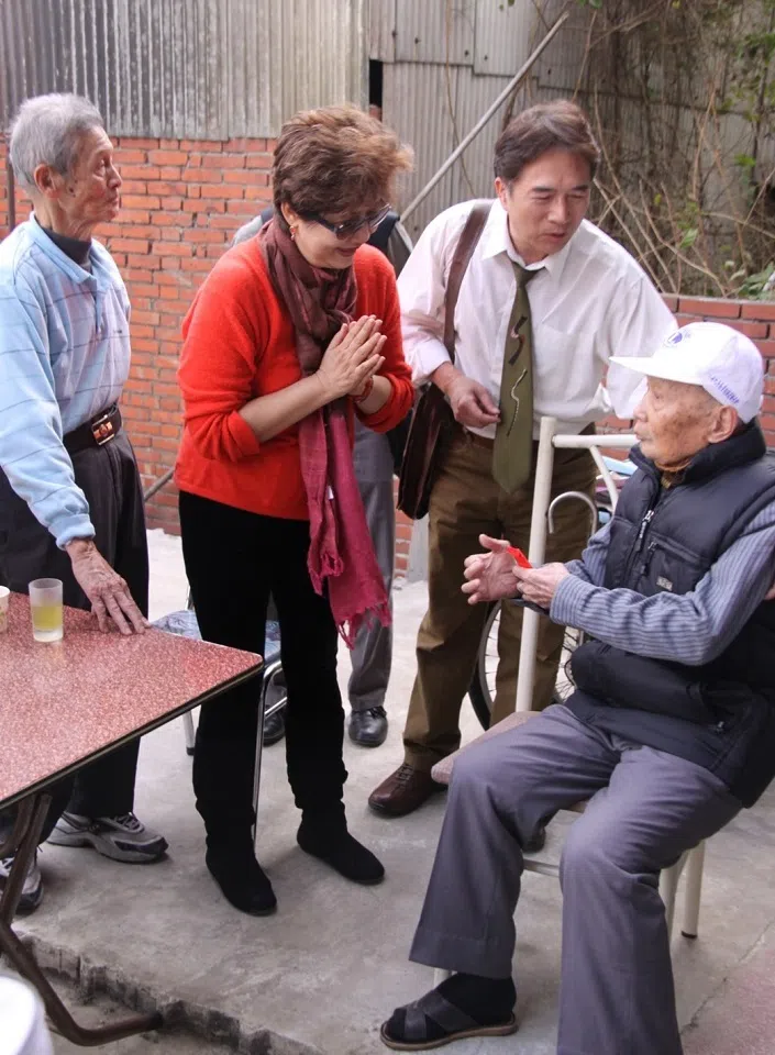 In 2010, Zhuo Yiding (second from left) expressed her gratitude to Ke Jingxing (far right) in person through literary reporter Li Zhanping (second from right). (Photo provided by Li Zhanping)