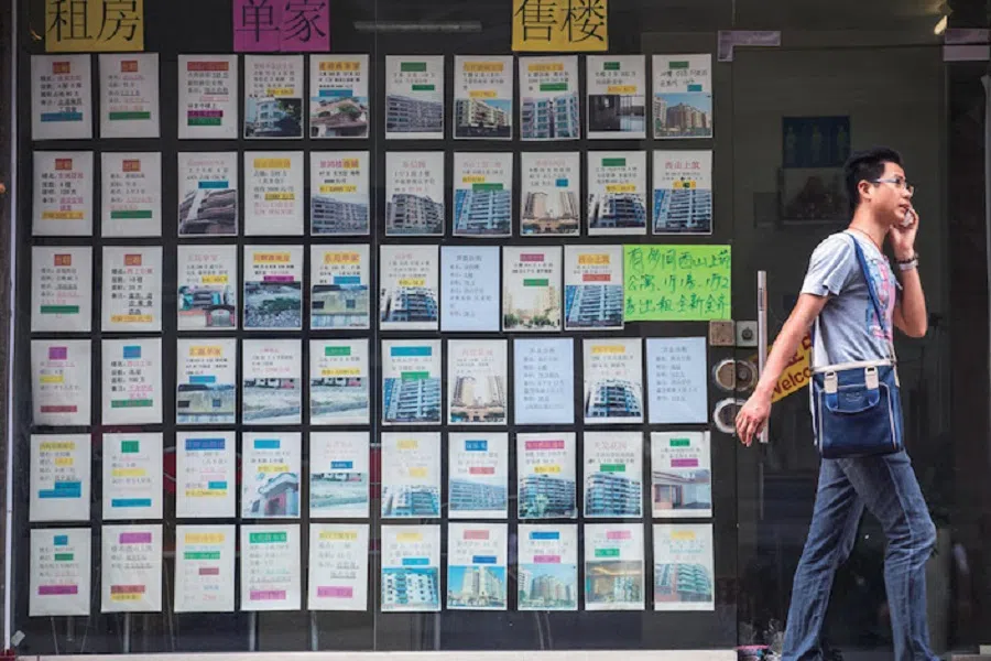 Developers now offer brokers commissions of as much as 100,000 RMB a unit to sell homes. (Photo: Caixin)