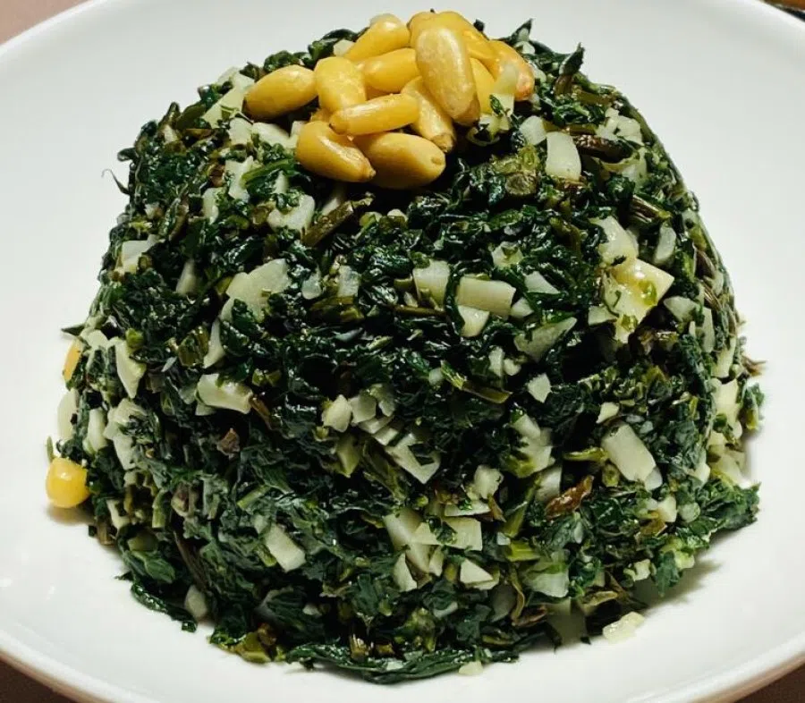 Indian aster with bamboo shoots and pinenuts. (Courtesy of Shen Jialu)