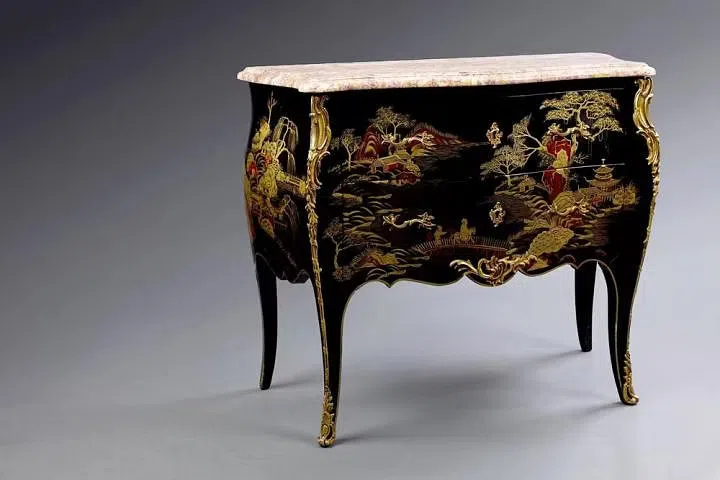 A painted bureau combining the 10th century Baroque style with Eastern artistic elements. (Courtesy of Shen Jialu)