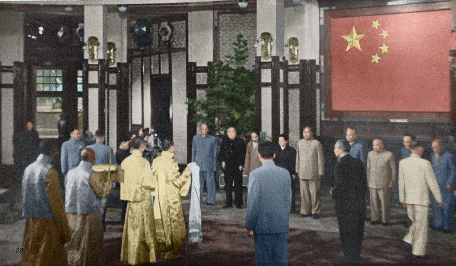 The Dalai Lama and Panchen Lama with Mao Zedong at Qinzheng Hall in Zhongnanhai, September 1954.