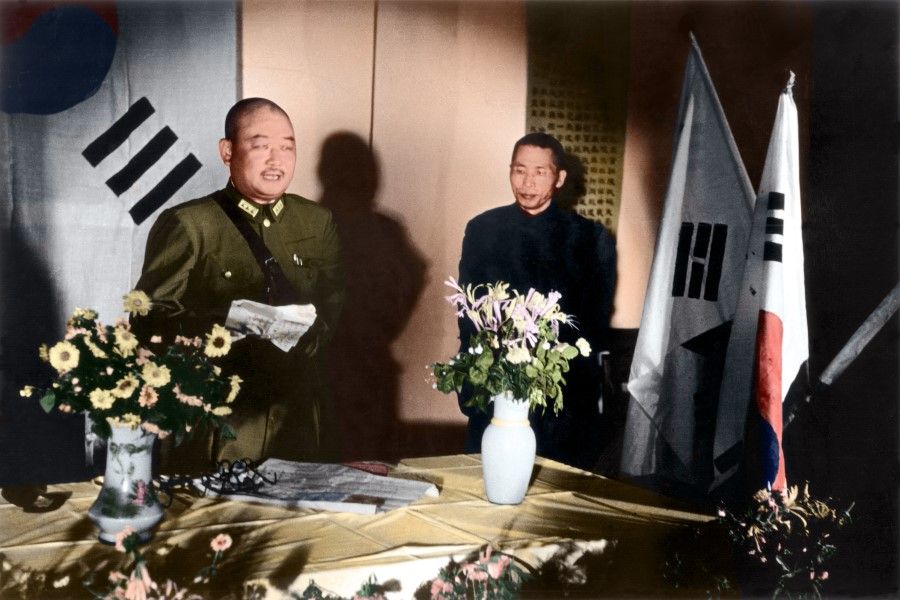 A ceremony for the establishment of the Korean Liberation Army (KLA), 1940. General Liu Chih (left) gave a speech on behalf of the Chinese government. On the right is Kim Gu, chairperson of the Korean Provisional Government. The meeting announced that the KLA's predecessor was the former Korean army, and it was an independent armed force that had inherited the tradition of the volunteer army and independence army in their 33-year fight against the Japanese.