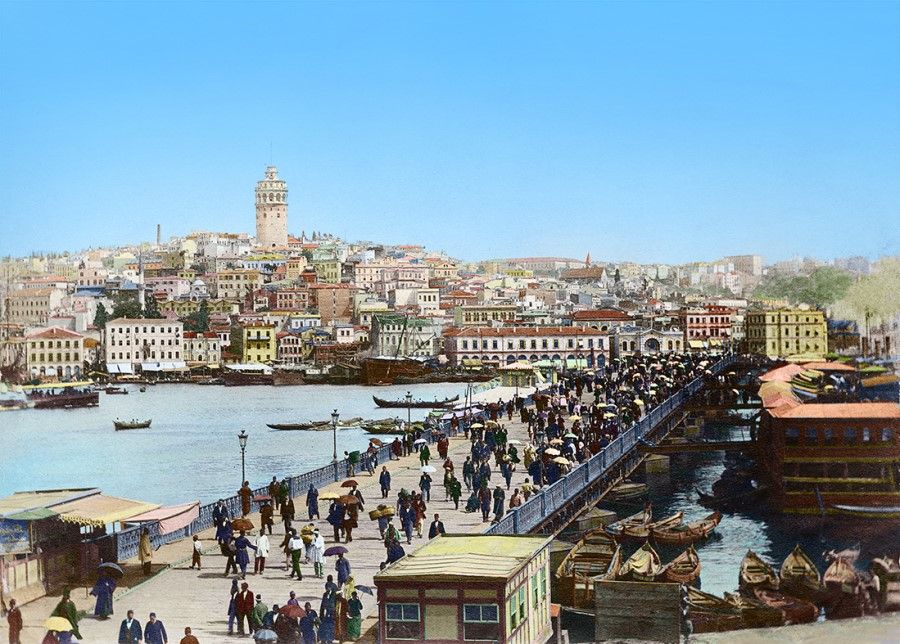 Istanbul, capital of the Ottoman Empire, 1890s. The Galata Bridge, teeming with people, spans the Golden Horn, full of merchant vessels, with boats of various sizes moored along the banks. This is where Asian and Western cultures mixed, and where raw materials and exotic items from all over were traded. The Ottoman Empire was a way station for Chinese goods on the way to Europe; it captured trade between China and the West, and prompted Europeans to come to Asia directly to seek trading opportunities, opening up the maritime era of the 17th century.