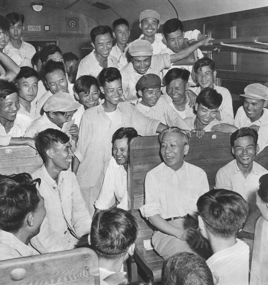 In the early 1950s, communist leader Liu Shaoqi chatted with workers.