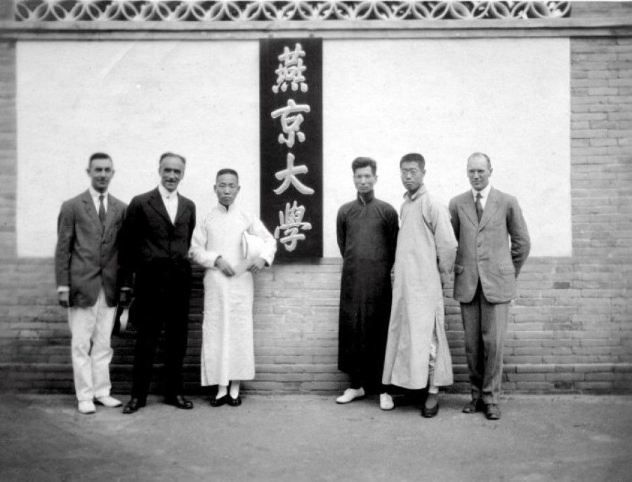 John Stuart (second from left) beside the Yenching University name plaque. (Internet)