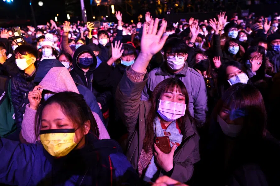 A crowd gathers during New Year celebrations in Taipei, Taiwan, 31 December 2020. (Ann Wang/REUTERS)