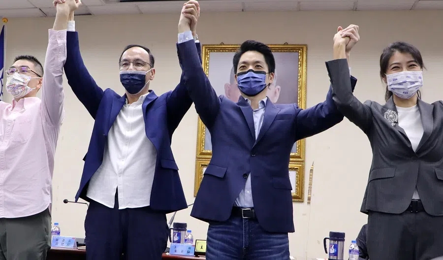 Kuomintang chair Eric Chu (second from left) and Chiang Wan-an (third from left). (CNS)