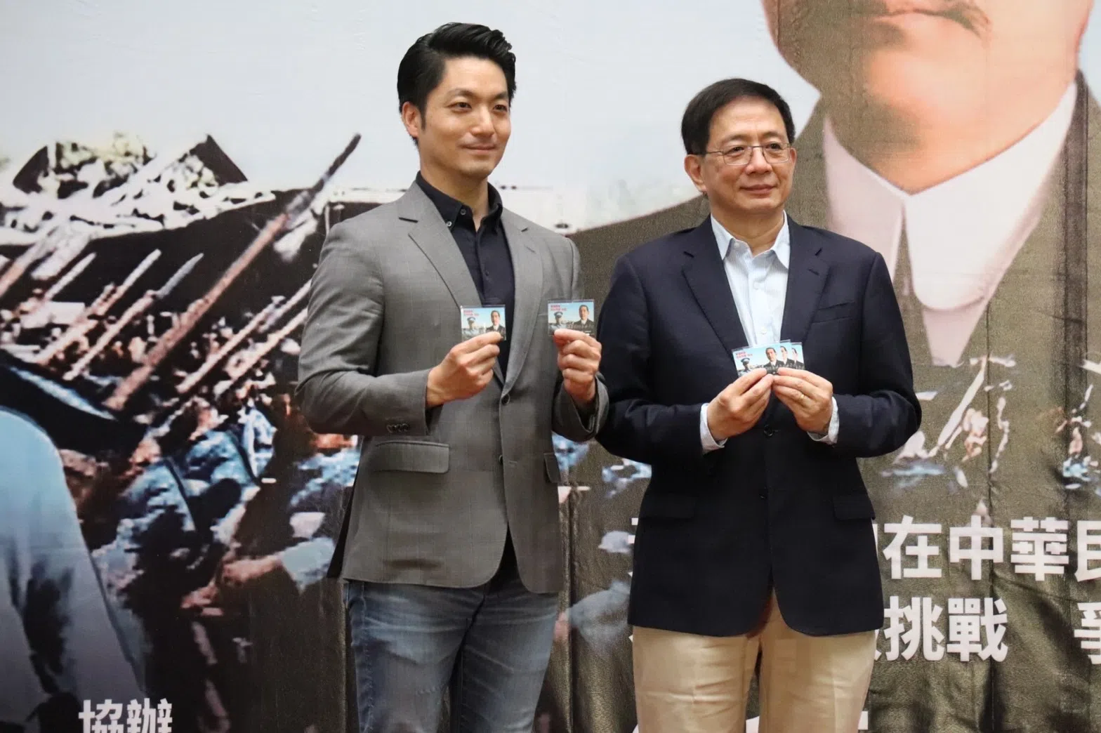 Taipei mayor Wayne Chiang receives a Whampoa commemorative card from the exhibition’s curator, former National Taiwan University president Dr Kuan Chung-ming.