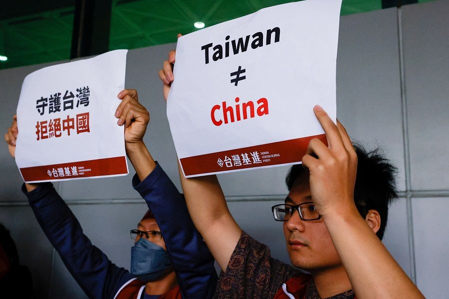 Members of the pro-independence Taiwan Statebuilding Party protest against former Taiwan President Ma Ying-jeou's trip to China at Taoyuan International Airport in Taoyuan, Taiwan, 7 April 2023. (Ann Wang/Reuters)