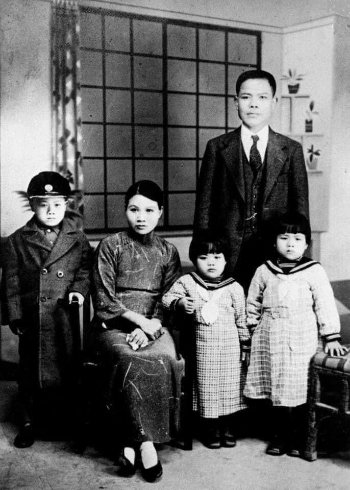 In the 1930s, the Lin family lived in Qingshui, Taichung, Taiwan, and both parents had a strong sense of Chinese nationalism. Lin Liyun is second from right.