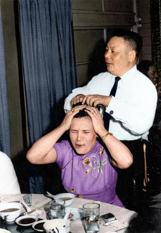First Lady Faina Ipat'evna Vakhreva (Faina Chiang Fang-liang, 蔣方良) scrunches up her face as Chiang Ching-kuo demonstrates how to wash her hair during a family gathering in the 1950s. Given Chiang's long political career, he was serious in handling affairs of state, while being close to the people. However, in private, he was mischievous and active, often enjoying a laugh.